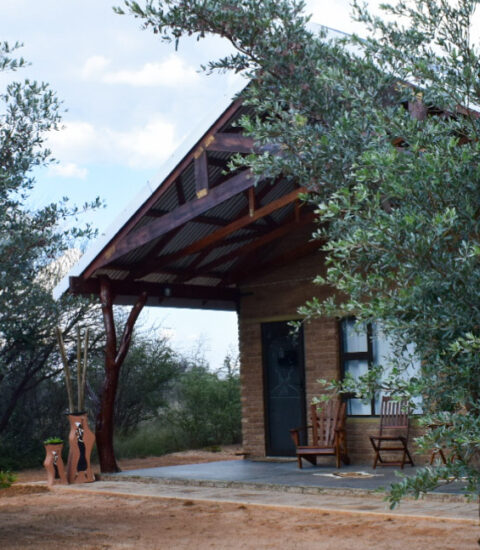gallery with entrance of the rooms at Claassens Safaris from the side
